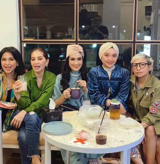 iis dahlia mengenakan kaftan dan turban © 2021 brilio.net iis dahlia mengenakan kaftan dan turban © 2021 brilio.net