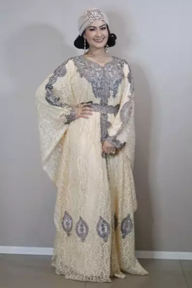 iis dahlia mengenakan kaftan dan turban © 2021 brilio.net iis dahlia mengenakan kaftan dan turban © 2021 brilio.net