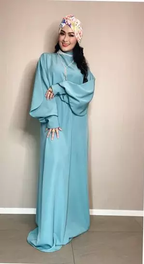 iis dahlia mengenakan kaftan dan turban © 2021 brilio.net iis dahlia mengenakan kaftan dan turban © 2021 brilio.net