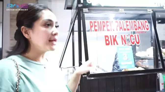 Nagita Slavina borong jajanan gerobak © 2021 brilio.net Nagita Slavina borong jajanan gerobak © 2021 brilio.net