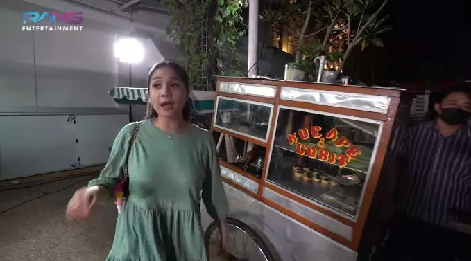 Nagita Slavina borong jajanan gerobak © 2021 brilio.net Nagita Slavina borong jajanan gerobak © 2021 brilio.net