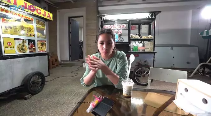 Nagita Slavina borong jajanan gerobak © 2021 brilio.net Nagita Slavina borong jajanan gerobak © 2021 brilio.net