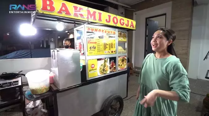 Nagita Slavina borong jajanan gerobak © 2021 brilio.net Nagita Slavina borong jajanan gerobak © 2021 brilio.net