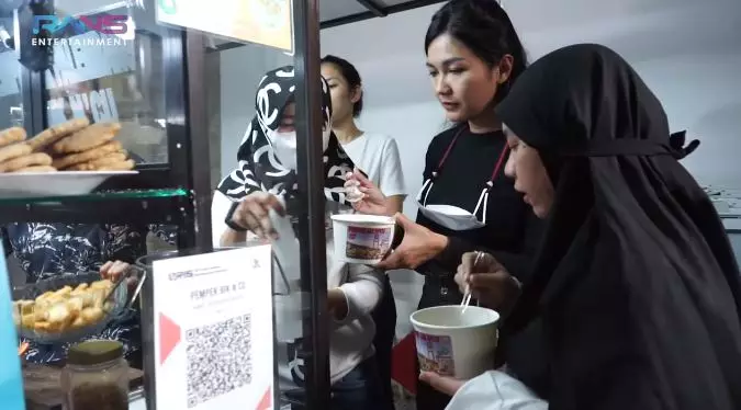 Nagita Slavina borong jajanan gerobak © 2021 brilio.net Nagita Slavina borong jajanan gerobak © 2021 brilio.net