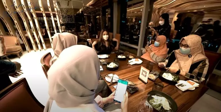 momen Aurel bertemu dan nongkrong bareng fans © berbagai sumber