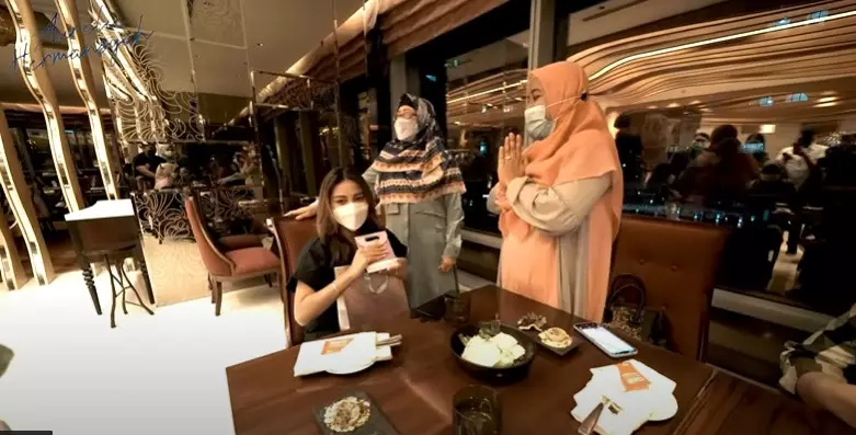 momen Aurel bertemu dan nongkrong bareng fans © berbagai sumber