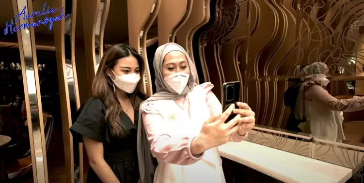 momen Aurel bertemu dan nongkrong bareng fans © berbagai sumber