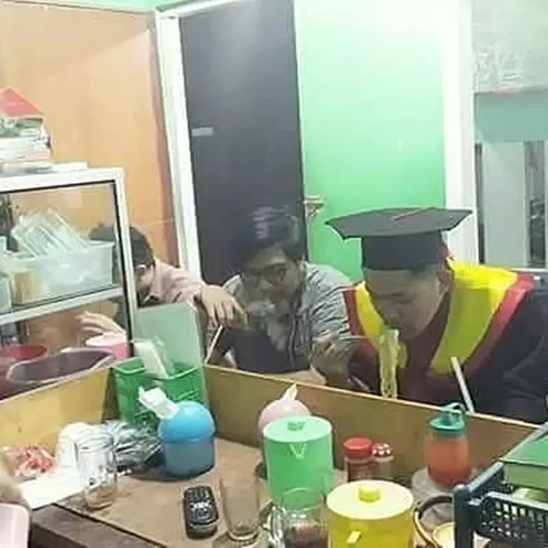 makan bareng-bareng © 2021 Instagram