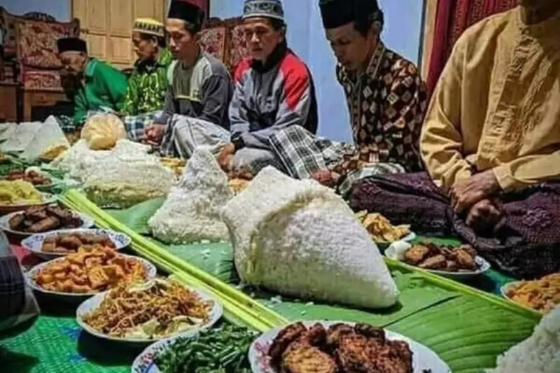 makan bareng-bareng © 2021 Instagram