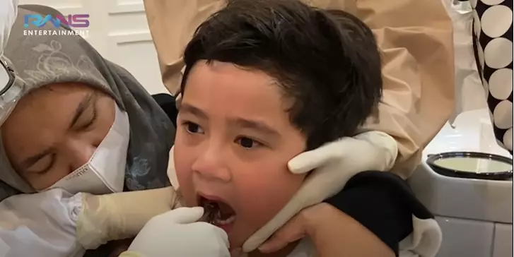 momen rafathar cabut gigi © 2021 brilio.net