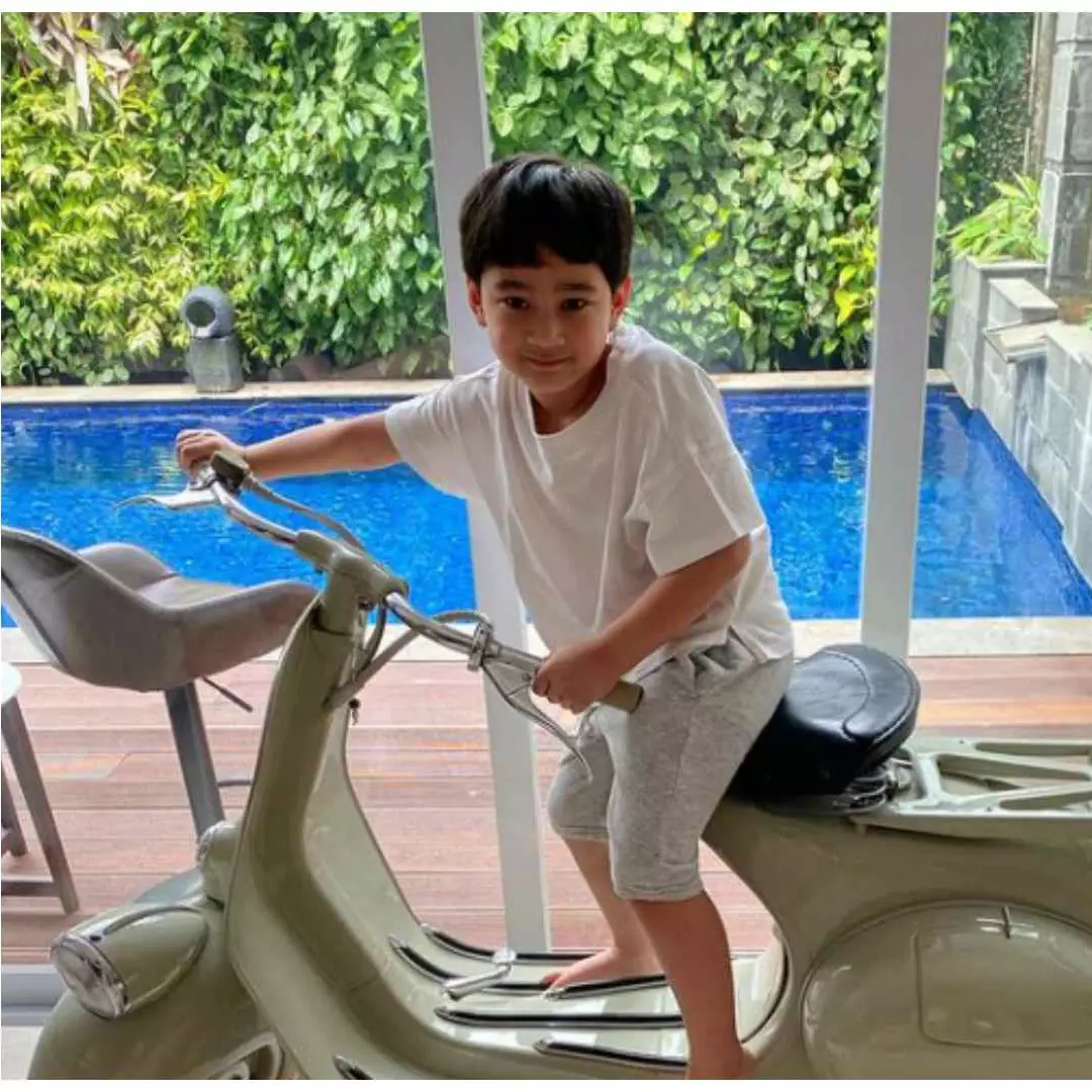 9 Momen Rafathar cabut gigi, merengek imbalan iPad