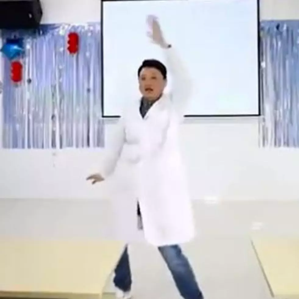 Viral aksi dokter di China lakukan orangutan dance, jadi obat mental