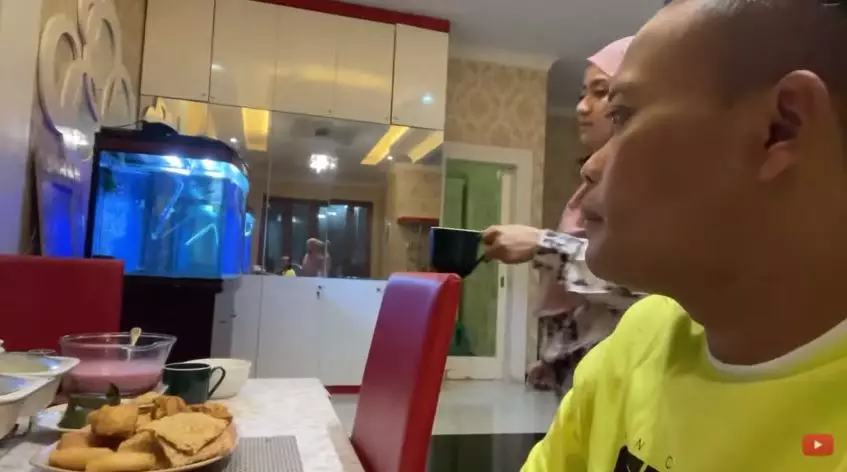 momen buka puasa sule dan nathalie holscher © YouTube momen buka puasa sule dan nathalie holscher © YouTube