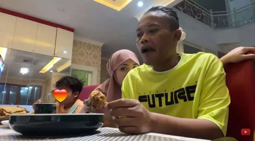 momen buka puasa sule dan nathalie holscher © YouTube momen buka puasa sule dan nathalie holscher © YouTube