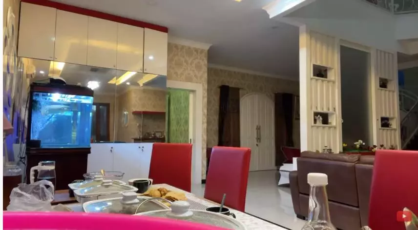 momen buka puasa sule dan nathalie holscher © YouTube momen buka puasa sule dan nathalie holscher © YouTube