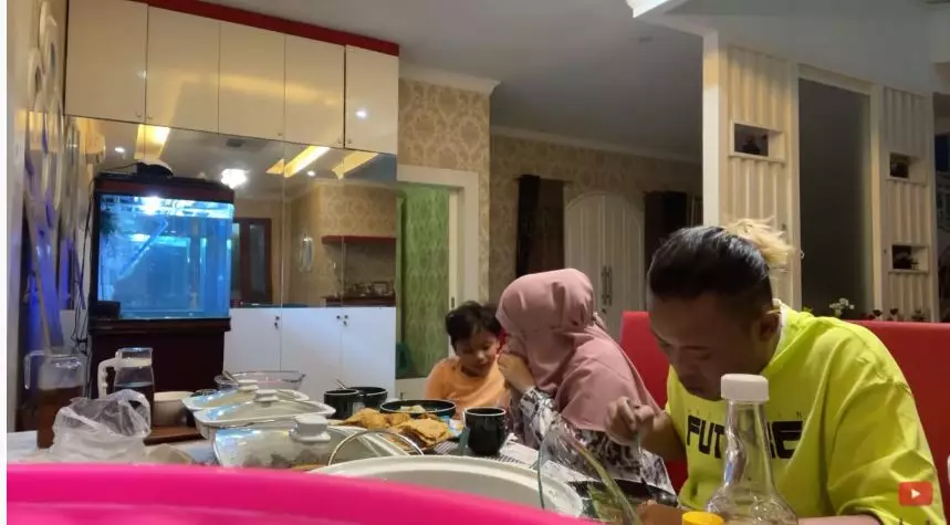 momen buka puasa sule dan nathalie holscher © YouTube momen buka puasa sule dan nathalie holscher © YouTube