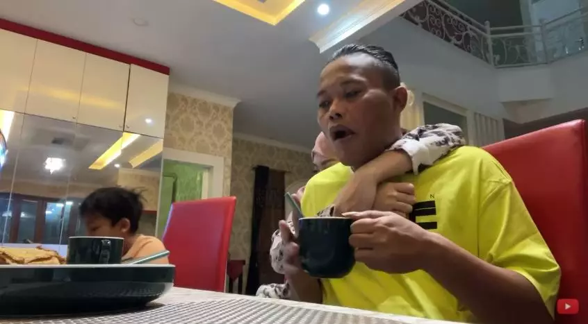 momen buka puasa sule dan nathalie holscher © YouTube momen buka puasa sule dan nathalie holscher © YouTube