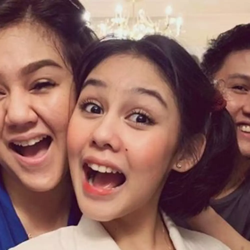 Gaya 10 seleb kakak adik reka ulang foto masa kecil, bikin nostalgia