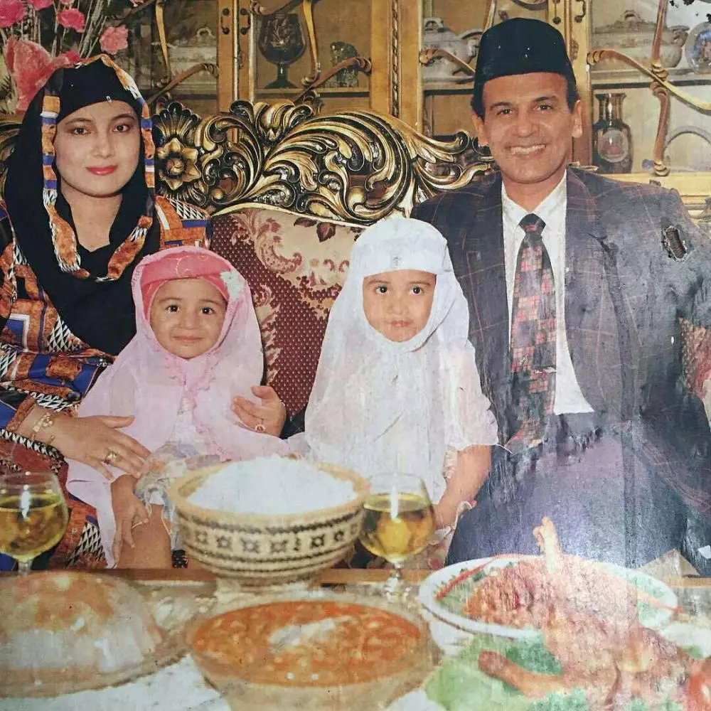 pesinetron dan ayah sewaktu kecil © Instagram