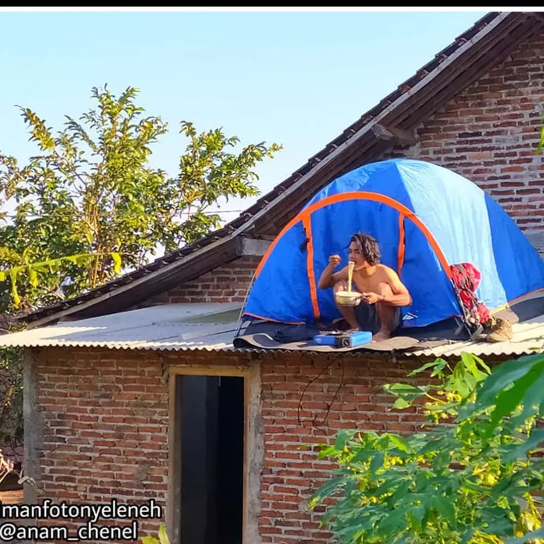 20 Momen nggak biasa saat kemah, ada yang pakai kelambu