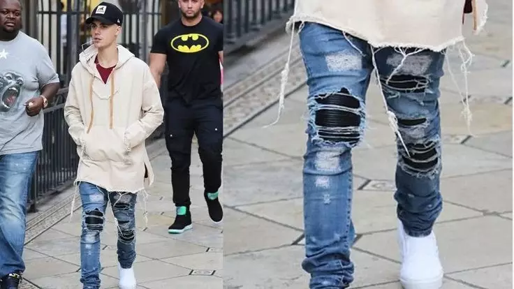 Terlihat simpel, harga 7 outfit sobek-sobek seleb ini fantastis dari berbagai sumber Terlihat simpel, harga 7 outfit sobek-sobek seleb ini fantastis dari berbagai sumber