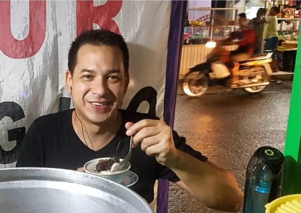 Seleb ganteng makan di pinggir jalan © Istimewa