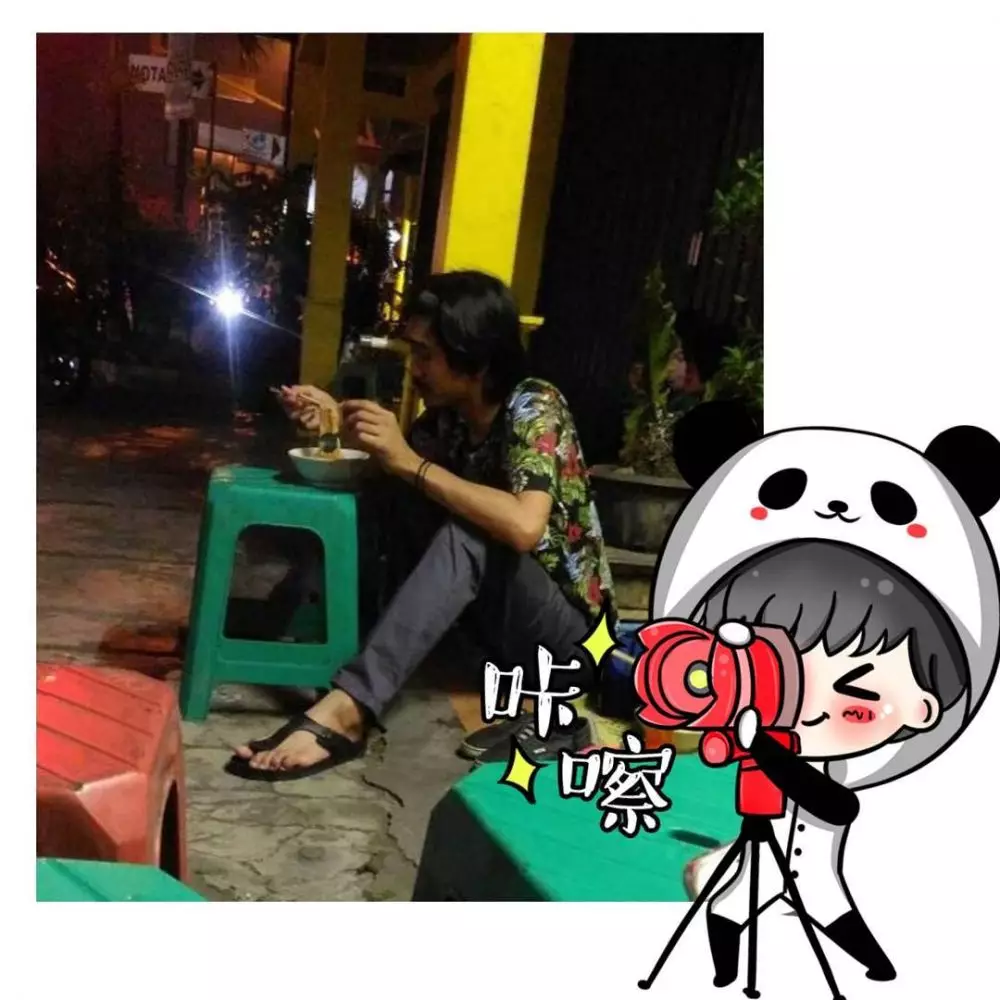 Seleb ganteng makan di pinggir jalan © Istimewa