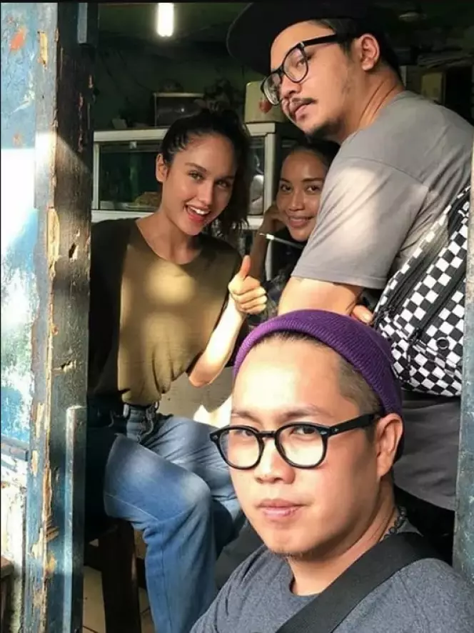 Seleb ganteng makan di pinggir jalan © Istimewa