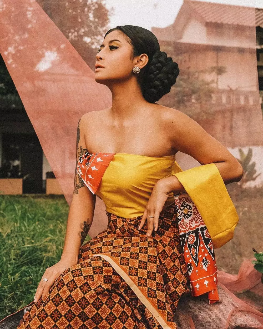 Gaya Awkarin pakai batik © 2021 brilio.net