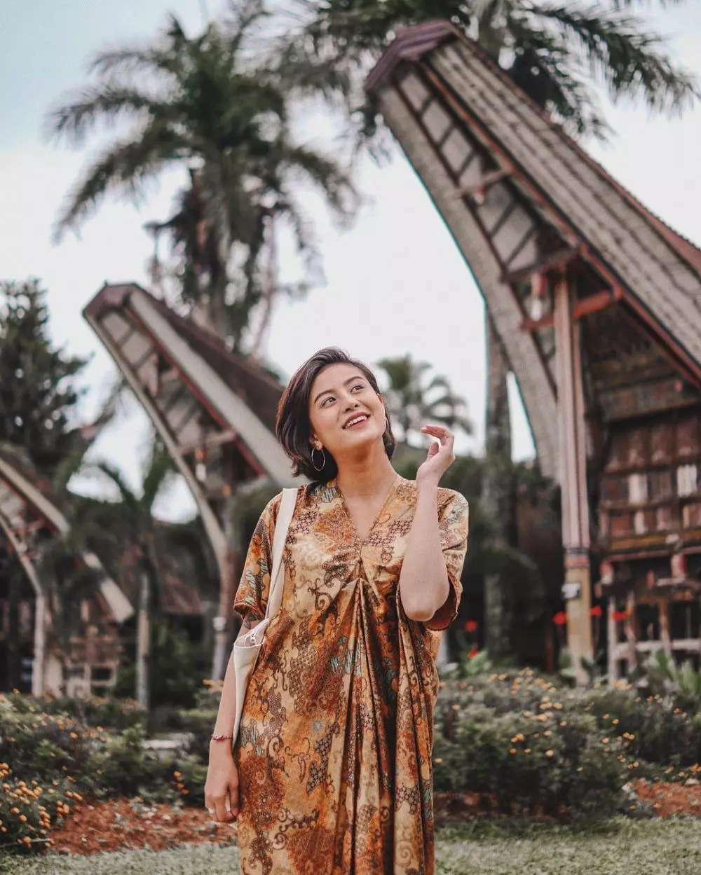 Gaya Awkarin pakai batik © 2021 brilio.net