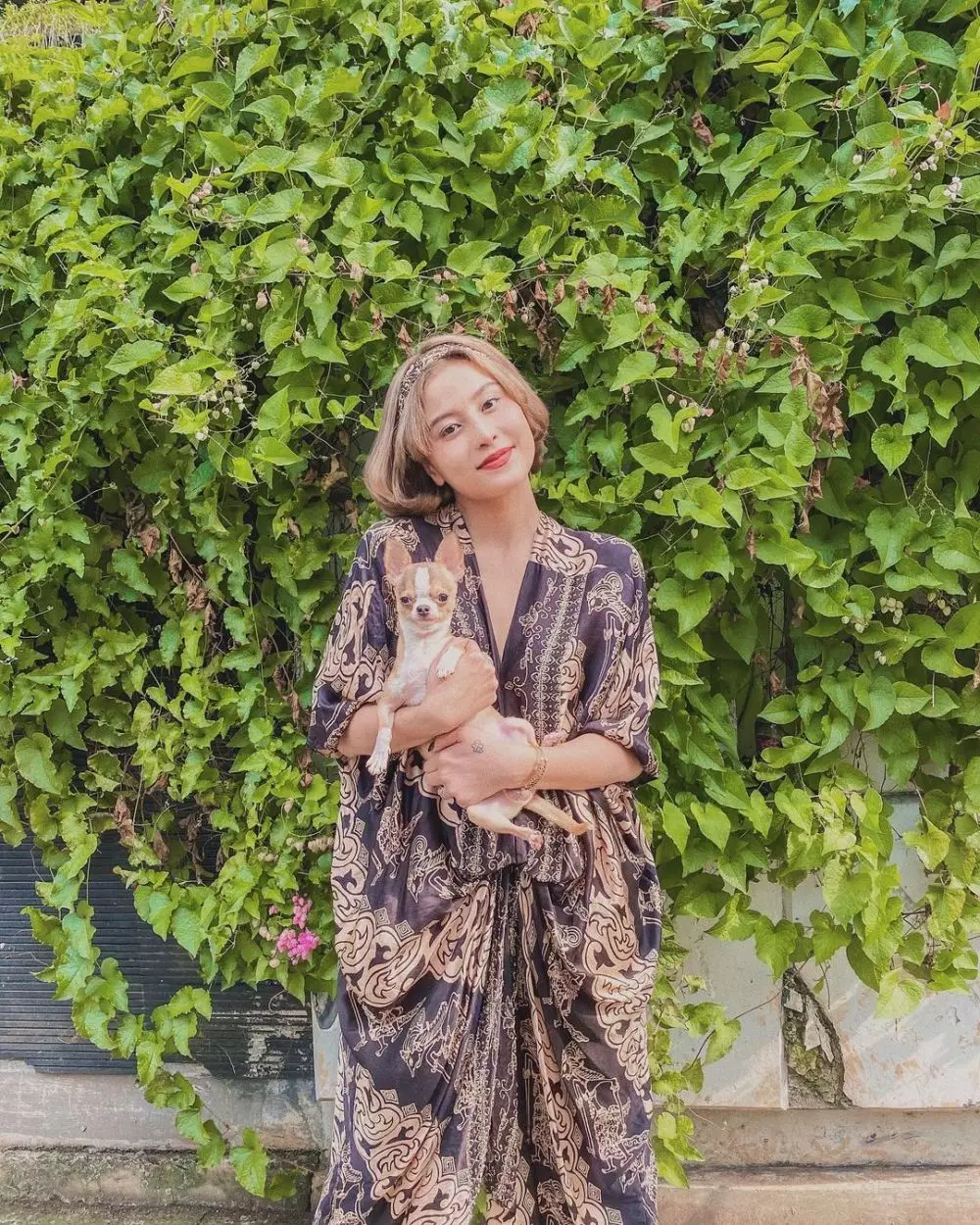 Gaya Awkarin pakai batik © 2021 brilio.net