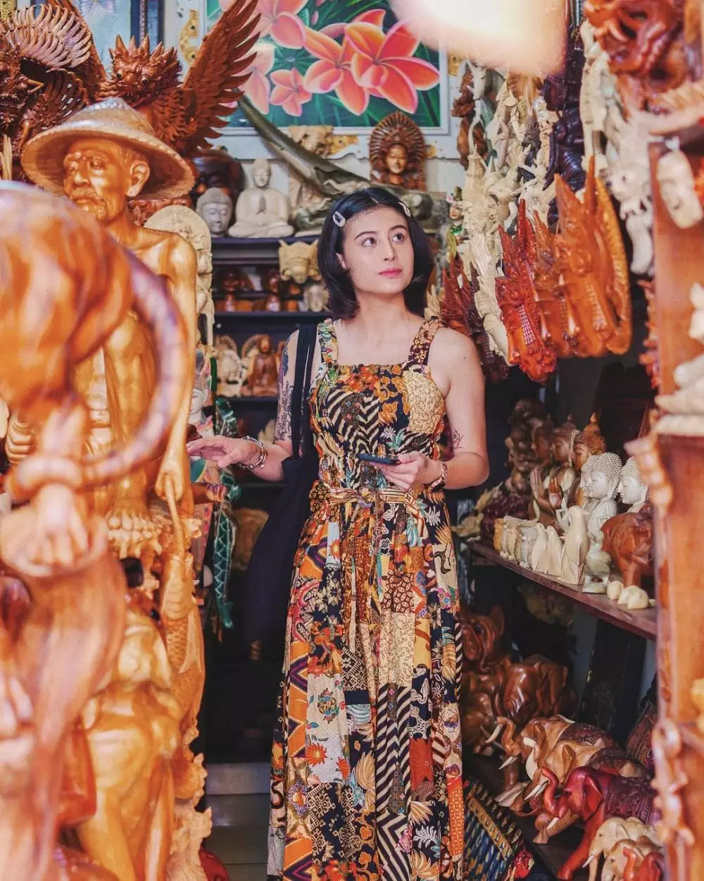 Gaya Awkarin pakai batik © 2021 brilio.net