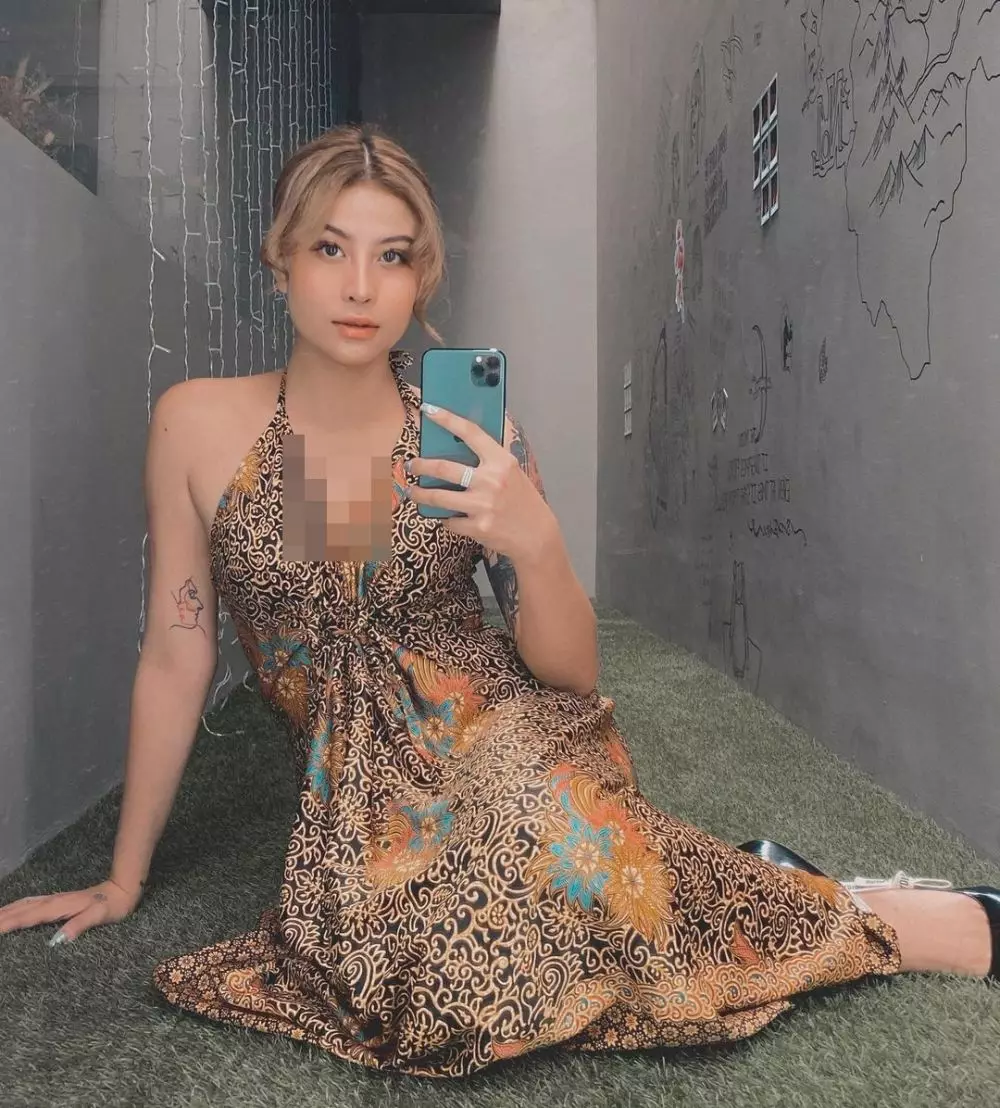 Gaya Awkarin pakai batik © 2021 brilio.net