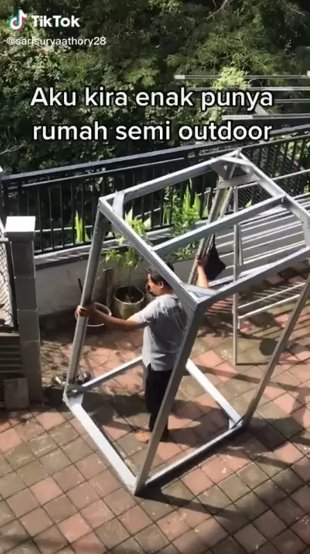 rumah didatangi tamu tak diundang © 2021 TikTok rumah didatangi tamu tak diundang © 2021 TikTok