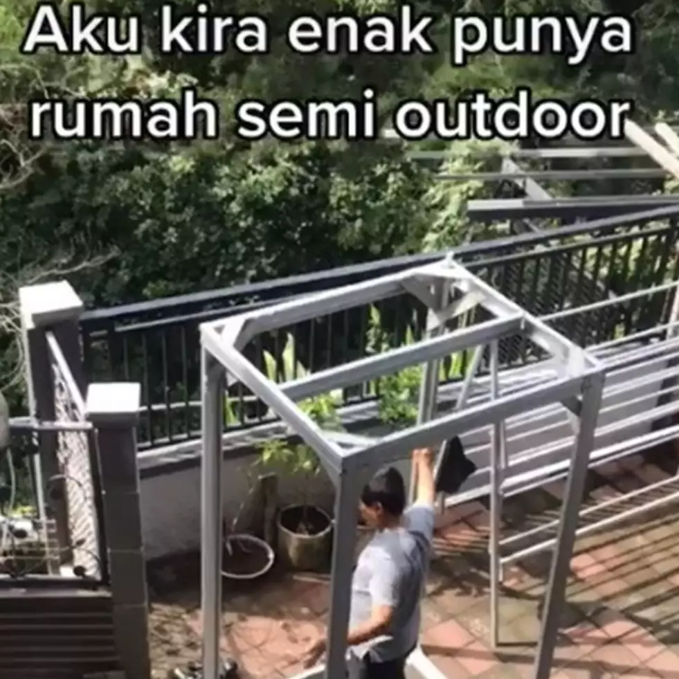 Video suka duka punya rumah semi outdoor, didatangi 'tamu tak terduga'