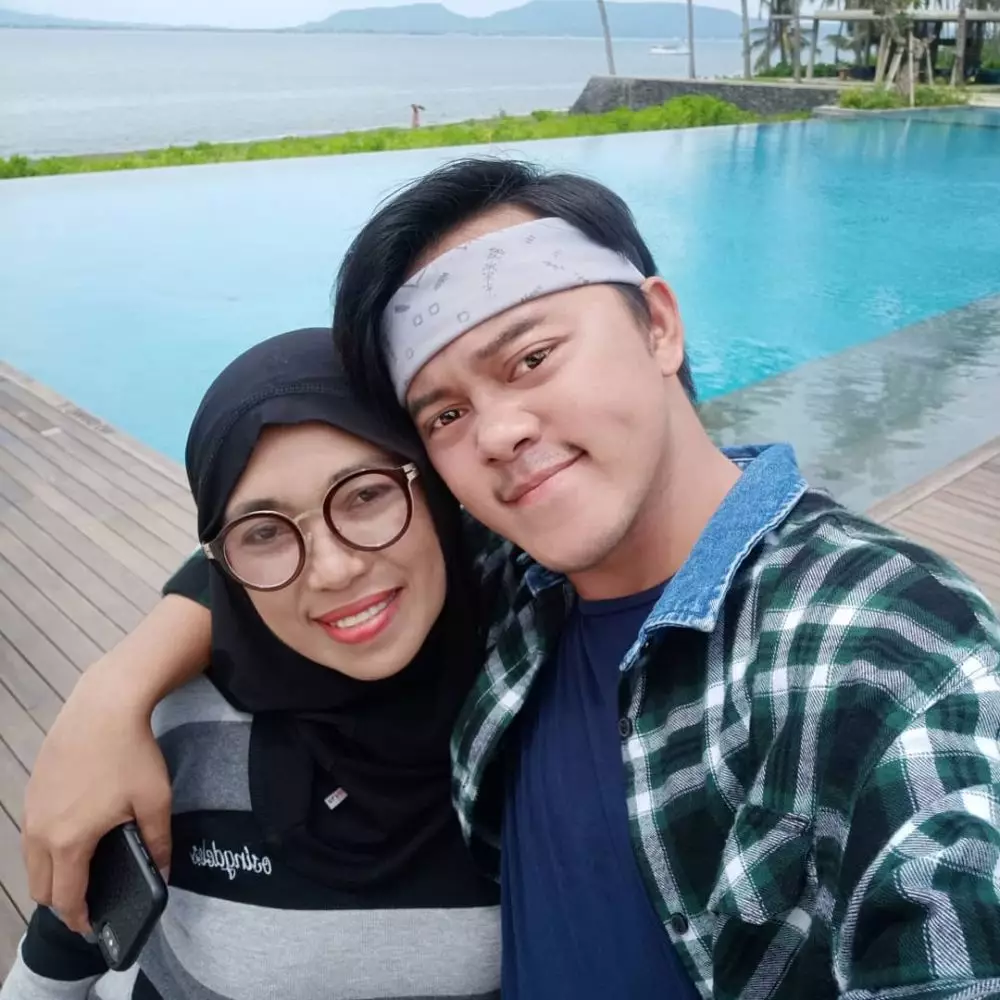 Potret 10 penyanyi dangdut pria dan ibunya © berbagai sumber Potret 10 penyanyi dangdut pria dan ibunya © berbagai sumber