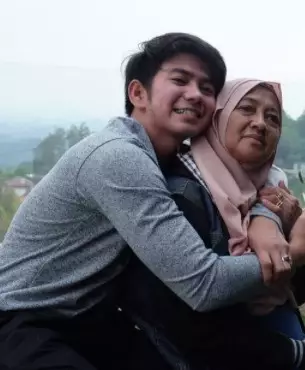 Potret 10 penyanyi dangdut pria dan ibunya © berbagai sumber Potret 10 penyanyi dangdut pria dan ibunya © berbagai sumber