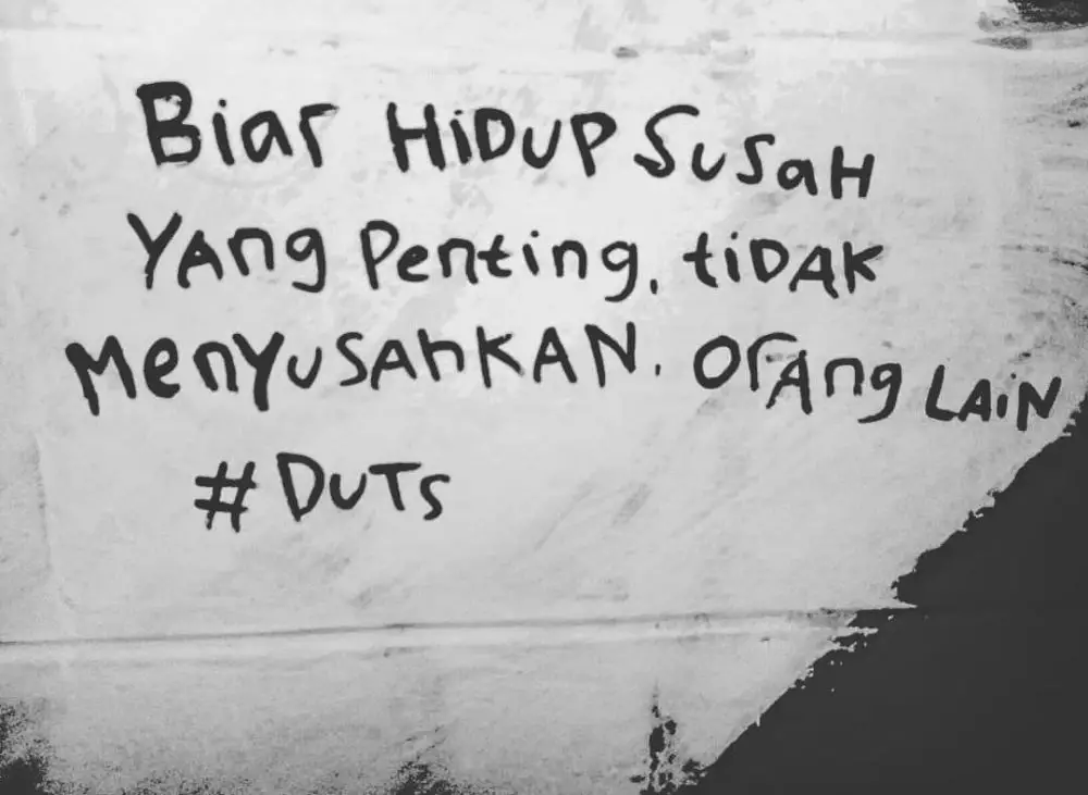 Tulisan bijak di dinding © Twitter
