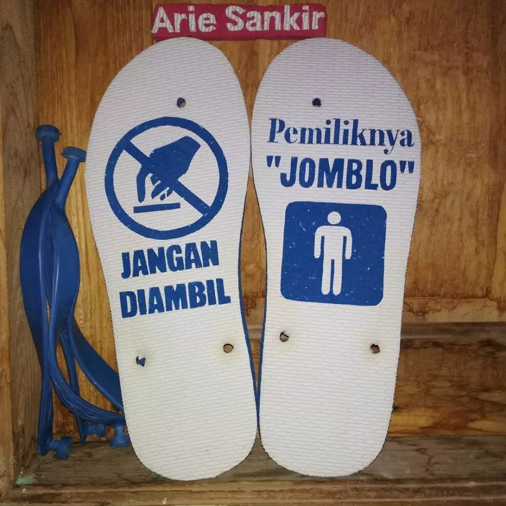 tulisan di sandal bikin nggak hilang © 2021 berbagai sumber