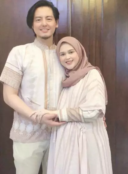 Potret pesinetron kembaran baju dengan pasangan dari berbagai sumber