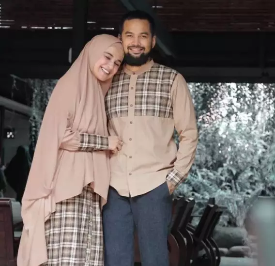 Potret pesinetron kembaran baju dengan pasangan dari berbagai sumber