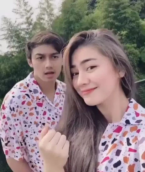 Potret pesinetron kembaran baju dengan pasangan dari berbagai sumber