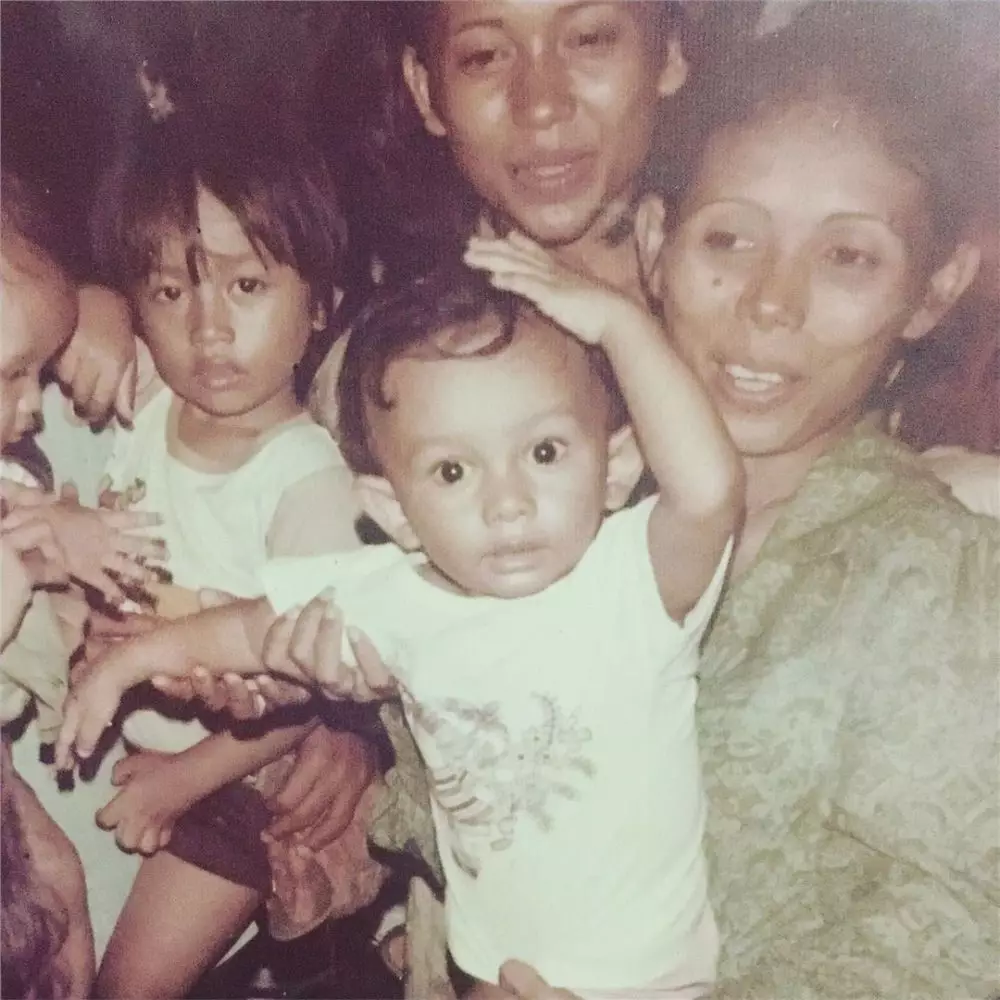 Potret masa kecil 10 presenter dengan ibu © berbagai sumber Potret masa kecil 10 presenter dengan ibu © berbagai sumber