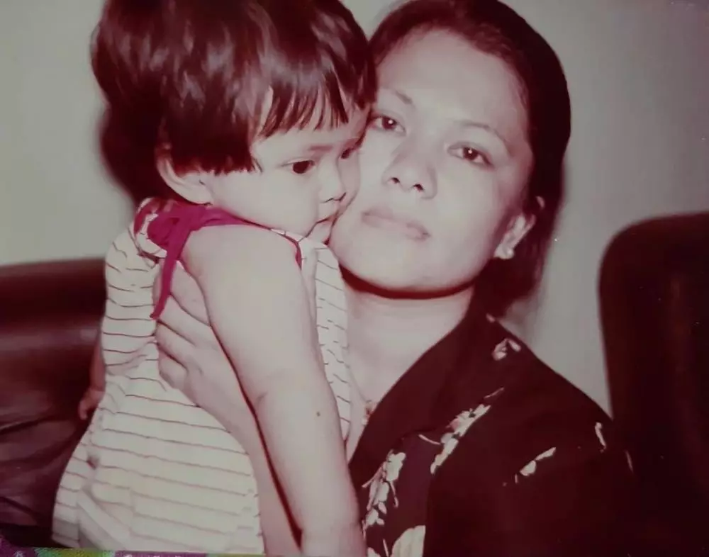 Potret masa kecil 10 presenter dengan ibu © berbagai sumber Potret masa kecil 10 presenter dengan ibu © berbagai sumber