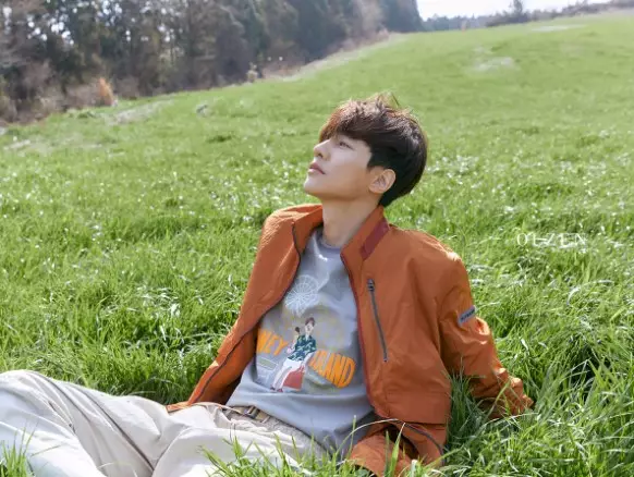 Gaya Pemotretan terbaru Won Bin Instagram/@olzen_official