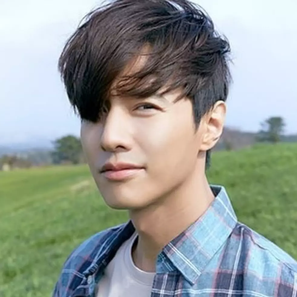 10 Gaya pemotretan terbaru Won Bin, awet muda di usia 45 tahun