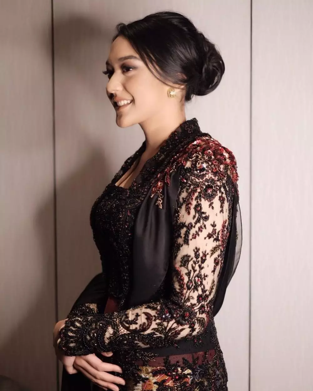 Potret Putri Tanjung bermakeup tebal © 2021 brilio.net Potret Putri Tanjung bermakeup tebal © 2021 brilio.net