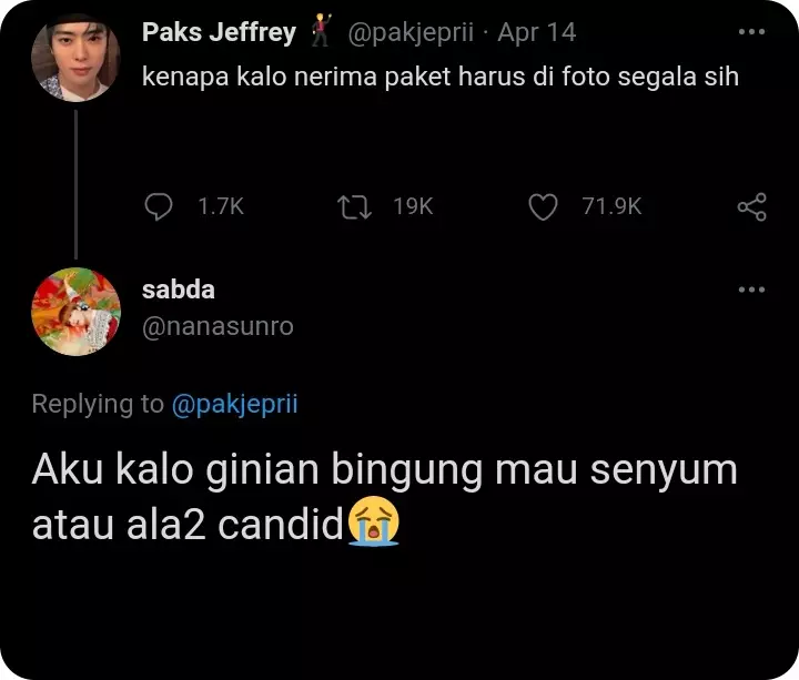 Curhatan difoto pas terima paket  © berbagai sumber