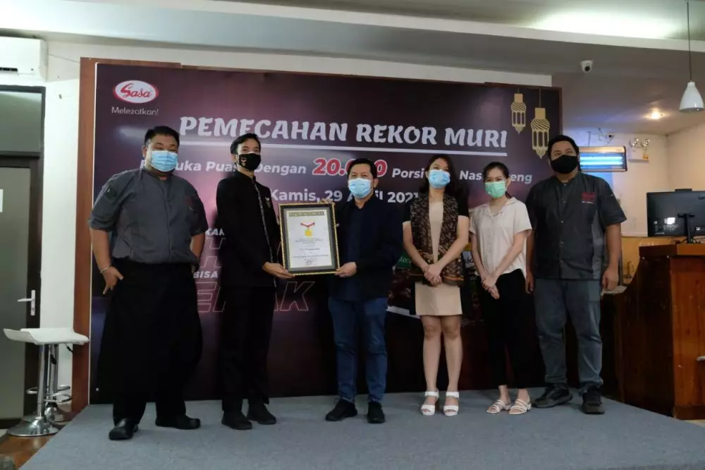 rekor MURI Sasa bumbu nasi goreng © 2021 brilio.net rekor MURI Sasa bumbu nasi goreng © 2021 brilio.net