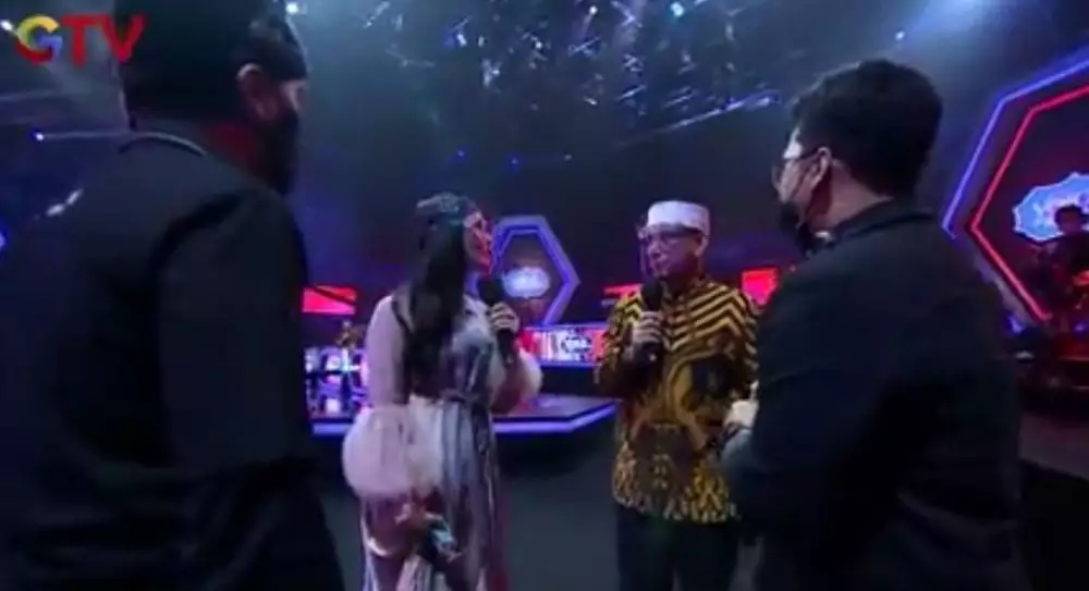 Iis Dahlia berdebat dengan Pasha Ungu hingga turun panggung © 2021 brilio.net Iis Dahlia berdebat dengan Pasha Ungu hingga turun panggung © 2021 brilio.net